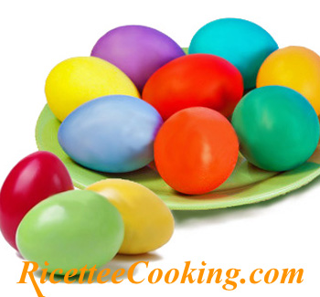 Uova sode pasquali con guscio colorato